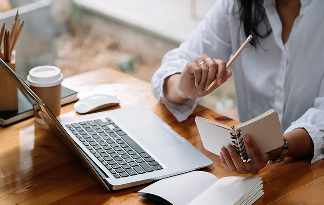 osoba pracujaca przy komputerze