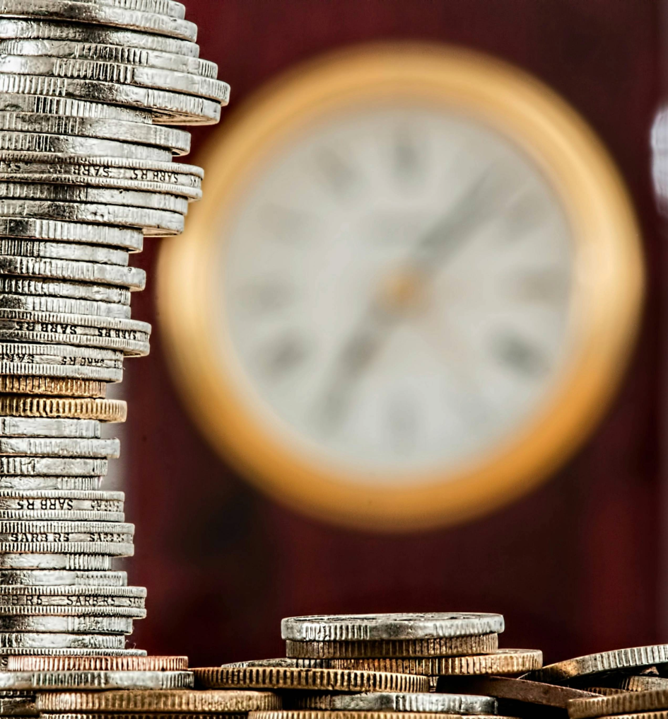 Zdjęcie monet na tle zegara