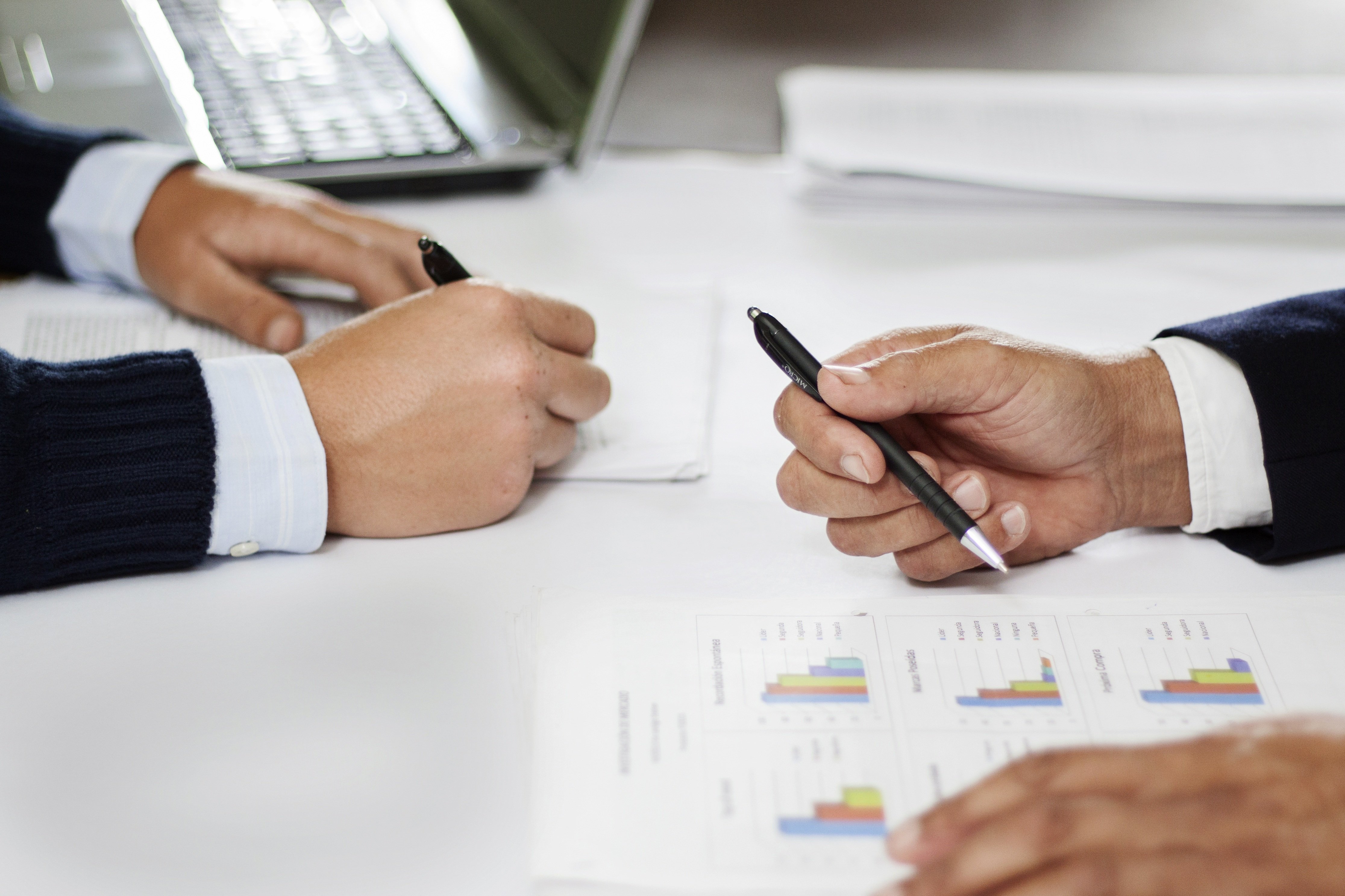 Zdjęcie osób pracujących nad strategoą marketingową